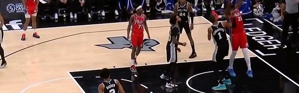 开云体育网址-还是得逞了！恩比德合球造犯规不成 自抛自扣最终获得罚球