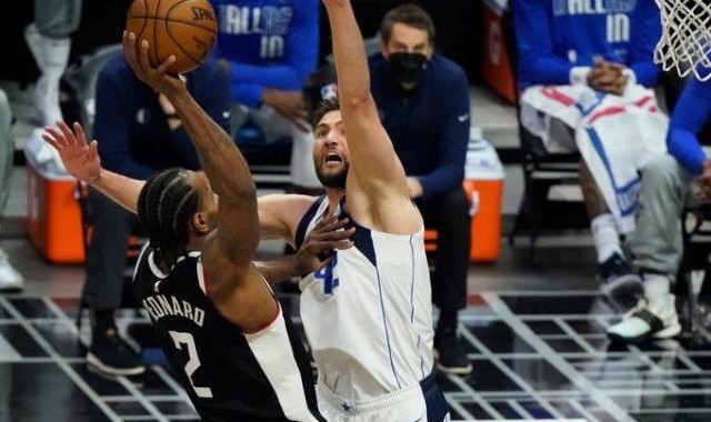 开云体育网址-一到季后赛就拉胯？莱昂纳德：不能因输球反应过度