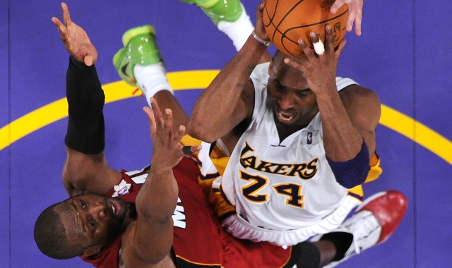 开云体育官网-生涯荣誉距乔丹差个名人堂的科比 巅峰期真的能稳压巅峰韦德吗？