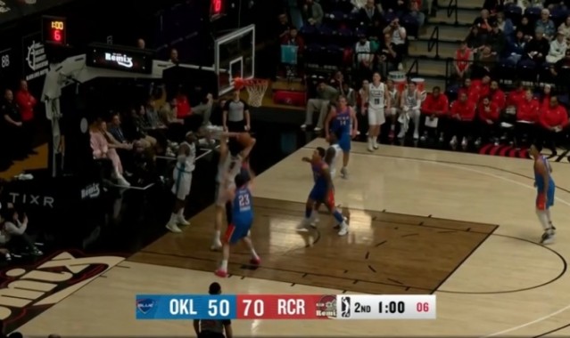 开云体育下载-😤杨瀚森积极拼抢前场板再造犯规 罚球稳稳命中 半场10分10板