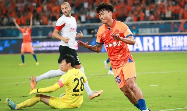 开云体育-泰山三线作战前迎好消息 谢文能斩中超首球+双响