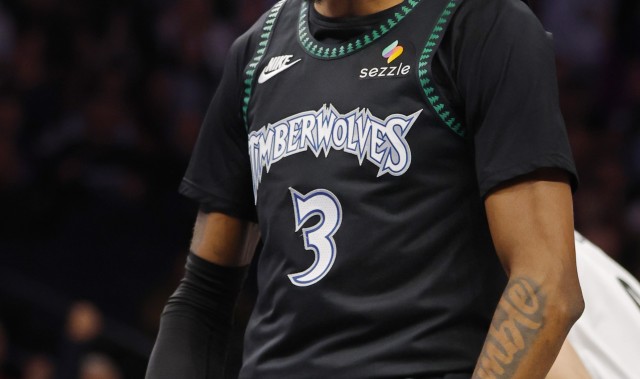 开云体育网址-填满数据栏！麦克丹尼尔斯16投7中&amp;罚球2中2得18分6板6助1断1帽