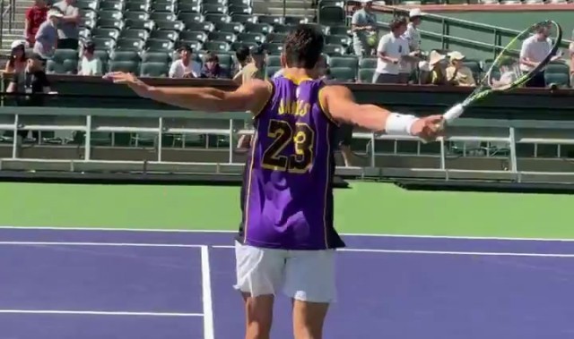 开云体育网址-致敬传奇！阿尔卡拉斯再次身穿詹姆斯23号球衣训练备战公开赛