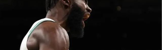 开云体育网址-加时赛独砍11分击退宿敌 布朗强势反弹实现救赎