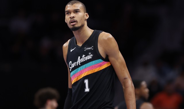 开云体育官网-巴恩斯：文班的拼劲为球队奠定基调 他能吸引防守注意力盘活进攻