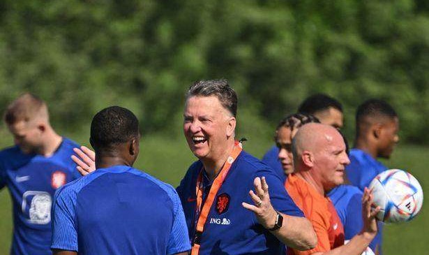 开云体育官网-范加尔橙色内裤迷信庇佑橙衣军，其妻担忧老帅癌症