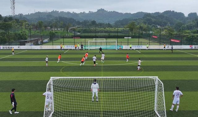 开云体育-“川超”内江队冒雨集训 17岁高三球员比赛备考两不误